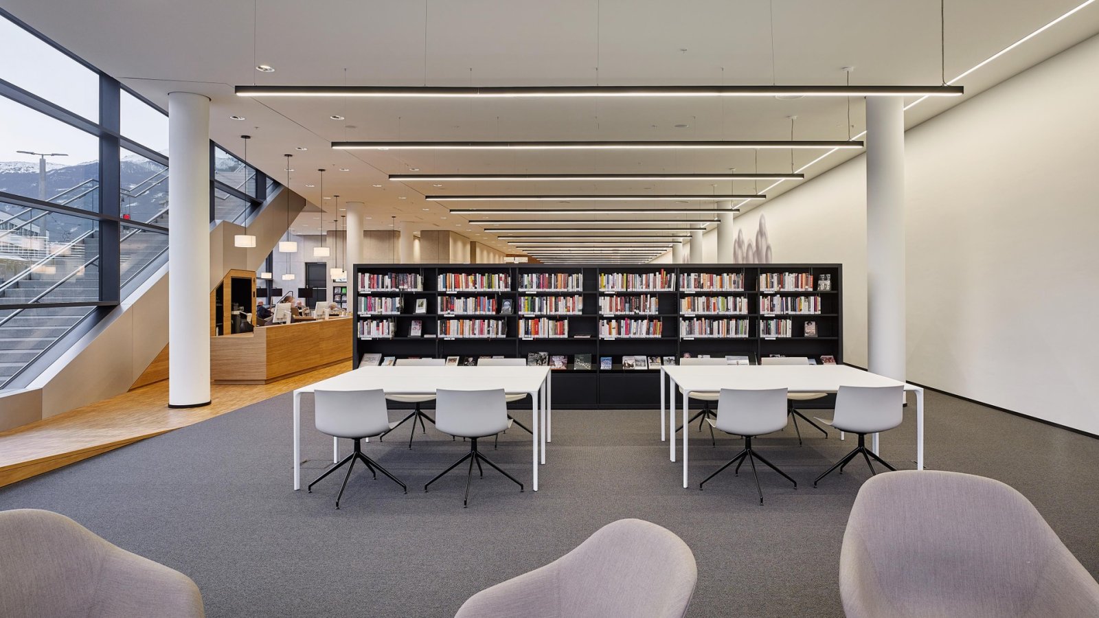 View under the Arper Nuur table: rails linking the legs