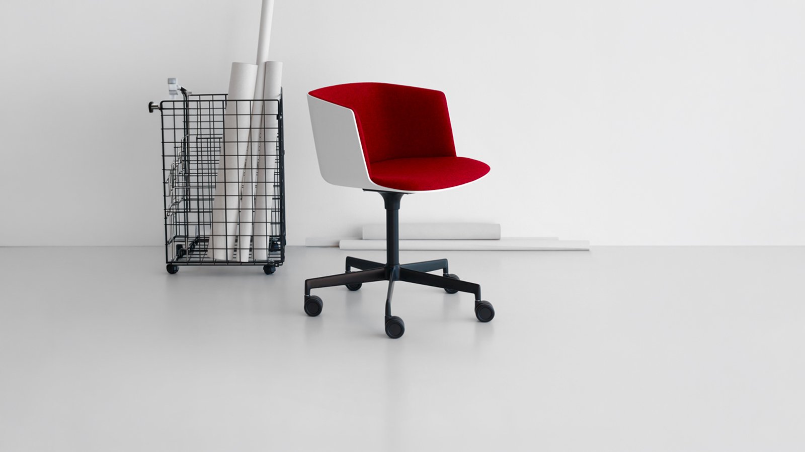 Height-adjustable Cut armchair by Lapalma at a workstation