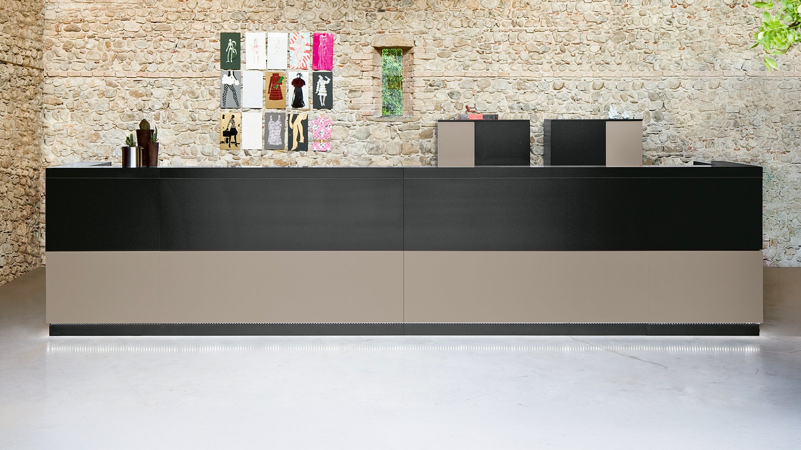 Vogue reception desk by Frezza with lacquered top and melamine finishing panels