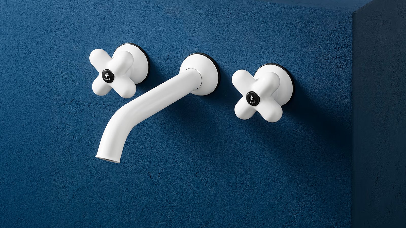 Red-and-chrome three-hole basin mixer I Balocchi from Fantini fitted on a blue washbasin