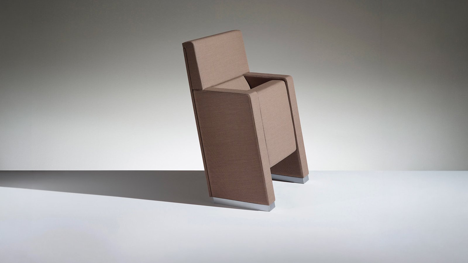 Auditorium chairs L213 by Lamm with T200 writing tables in the first row