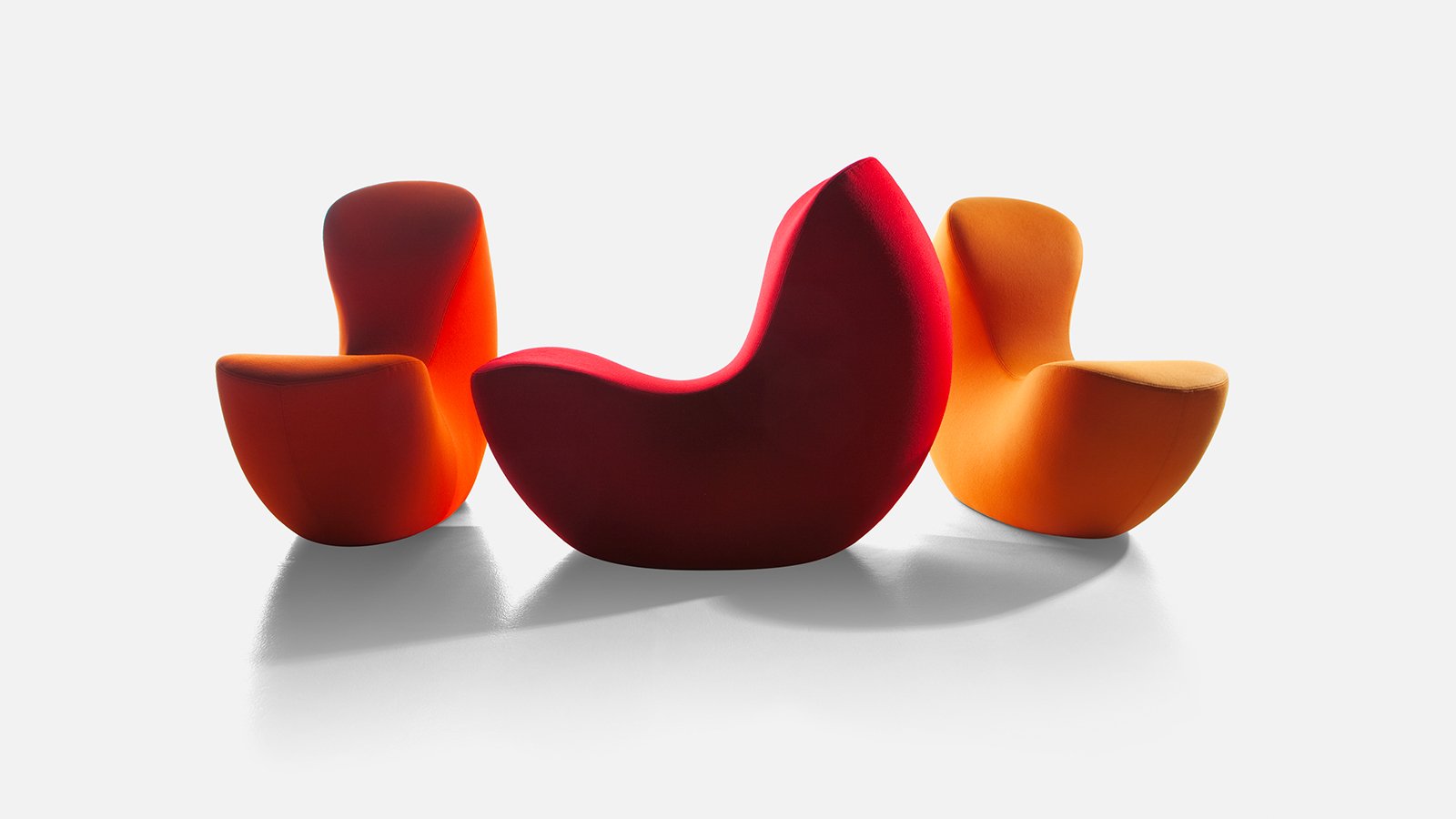 Visitor chair Nautile by LaCividina in side view, back and seat in one sweep