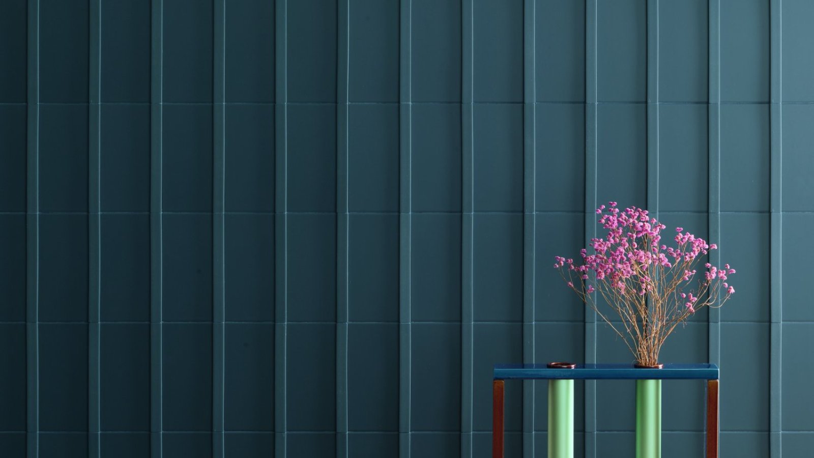 Motivo dado wall by Mutina with vertical battens in relief