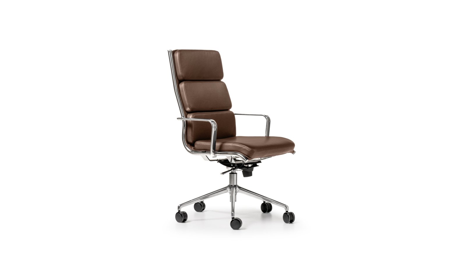 The Season Comfort boss chair by Quinti in black leather with a high back on castors