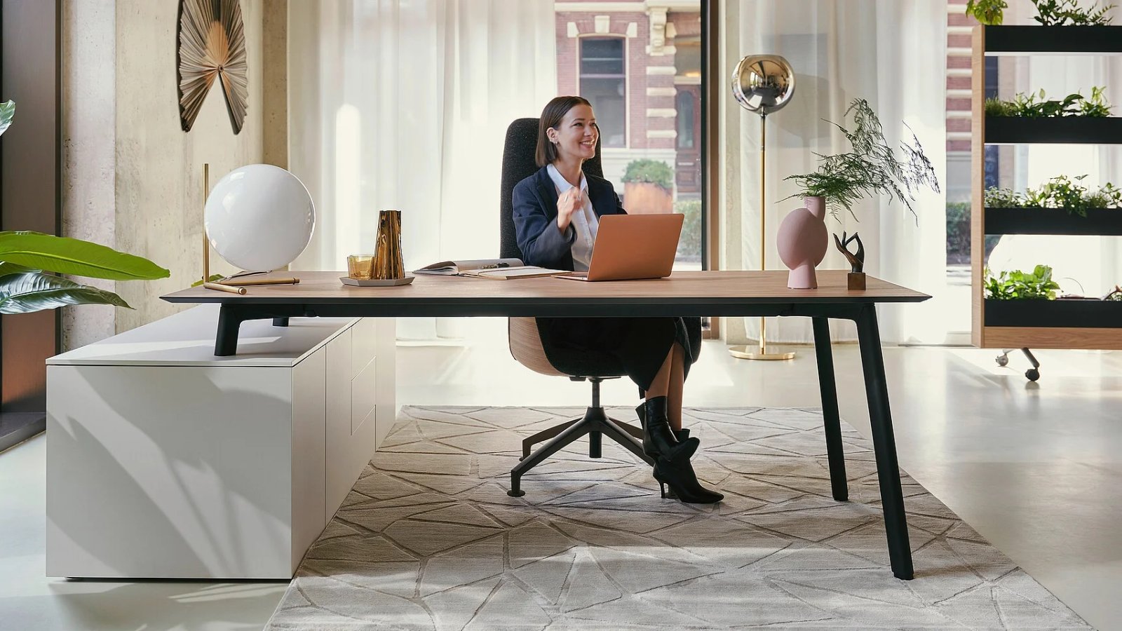 Modern office table se:vision by Sedus in a director's cabin