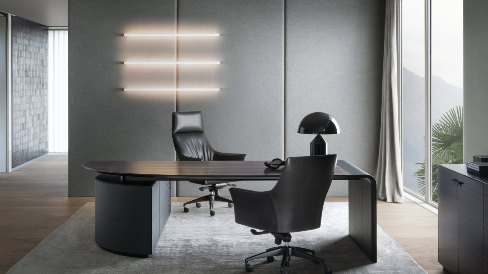 Siena executive desk by i4Mariani in a director cabin