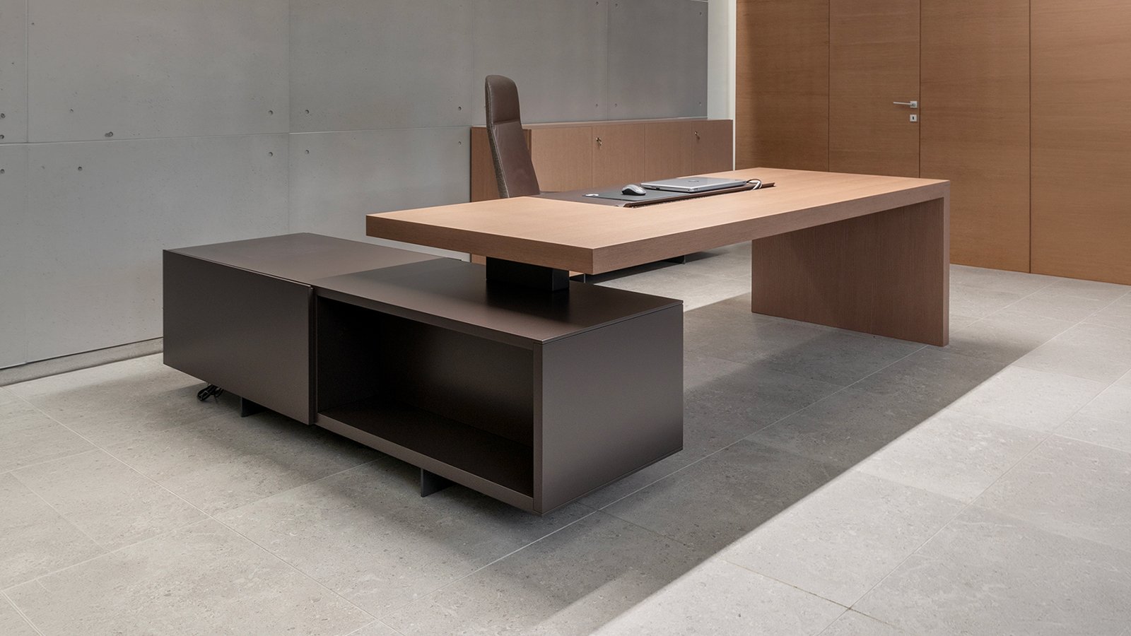 Director table Asymmetrical by Tecno with chromed grommet on the fixed pad