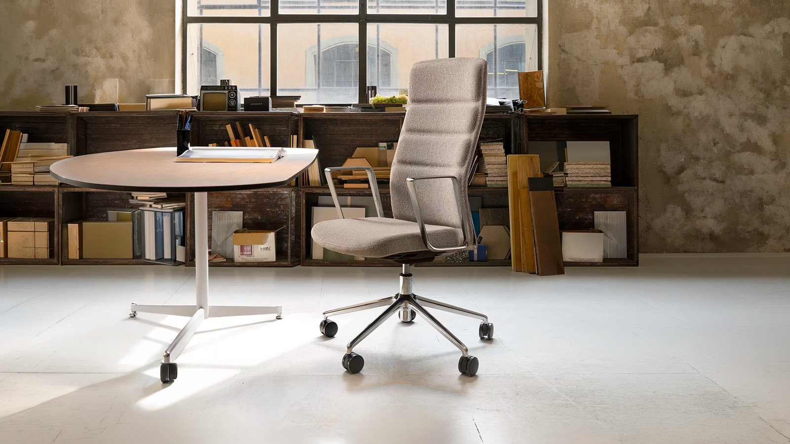 Quinti boss chair That’s it Executive, fixed die-cast arms, at a desk