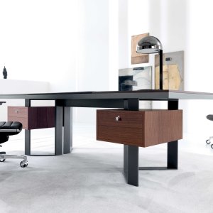 Round Lloyd table of 140 cm diameter for private discussions