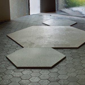 Lobby with concrete-effect Déchirer floor