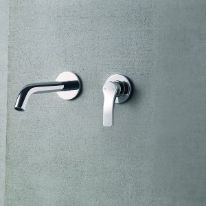 Long-spout AL/23 basin mixer by Fantini on a stone counter