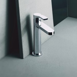 Flat spout and flat lever of the AL/23 mixer seen from the side