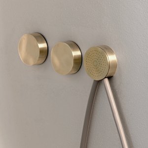 Satin stainless steel edge of the Allure bath fitting