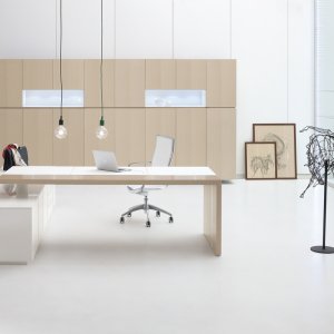 Central leather top-access on the square Ar.tu meeting table