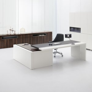 Ar.tu executive desk in cooked oak inside the MD cabin