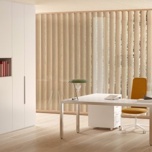 Fattore Alpha managerial desk with white top and shiny aluminium structure