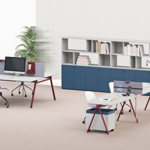 Lay table with adjustable legs raised to 85 cm