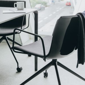 Swivel trestle in aluminium under a Catifa 53 shell