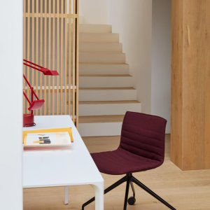 Optional steel armrests on the Catifa 53 chair
