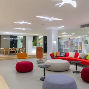 Accessory cushions in two sizes on the Loop sofa