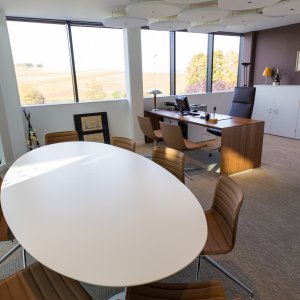 BI aluminium armrest on the Catifa Sensit conference chair
