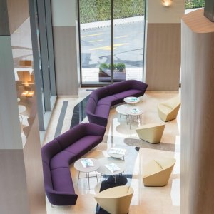 Tub Colina with upholstered base in the lobby