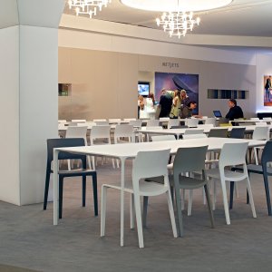 Square Nuur table by Arper for a four-person discussion