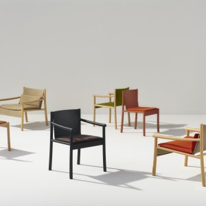 Solid oak base of the Kata Chair in detail