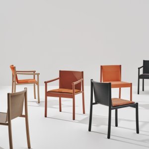 Kata Chair with armrests in the waiting row