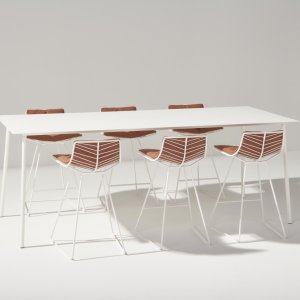 Leaf chaise longue by Arper on a veranda