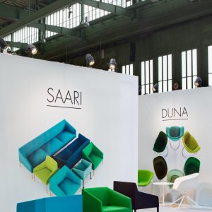 A full lounge zone furnished with Saari by Arper