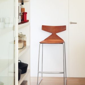 Painted steel base of the Saya stool by Arper