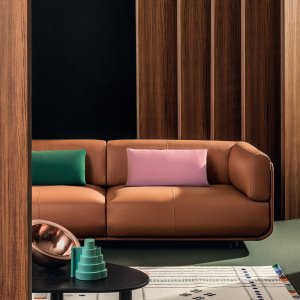 Shaal with a side table in a collaborative space