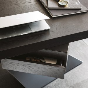 Golden Calacatta ceramic on the Nasdaq Keramik desk