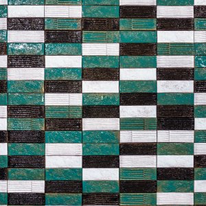 Artistic glaze with irregular brushstrokes on Chamotte