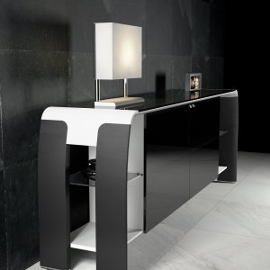 Chrome-plated band with adjustable feet under the leg of a Codutti AlfaOmega table