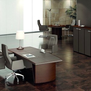 Three-section top 60 mm thick with leather centre on the iSixty director table