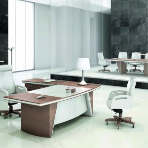 Managing director's cabin with iSixty desk, PC extension and Colonna bookcase