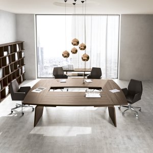 Front view of the Larus desk