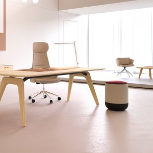 Solid wood legs of the Rail executive table