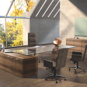 Extra-clear glass top of the table