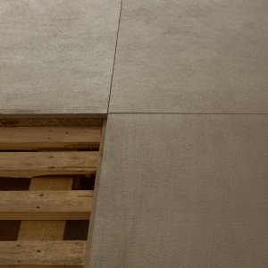 Matching Déchirer skirting by Mutina