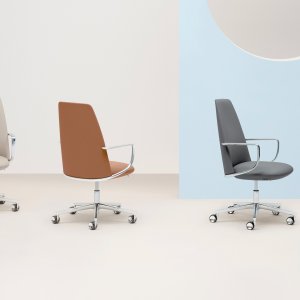 Elinor 3756 low back by Pedrali beside a meeting table