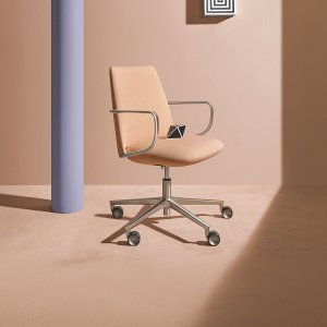 Die-cast aluminium armrest of the Elinor executive chair