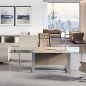 Clear glass top of 15 mm resting on the aluminium frame of an Estel desk