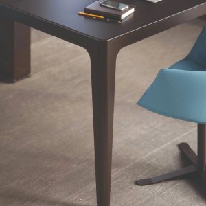 Metal leg of the Estel Grand More narrowing from 60 mm to 40 mm towards the floor