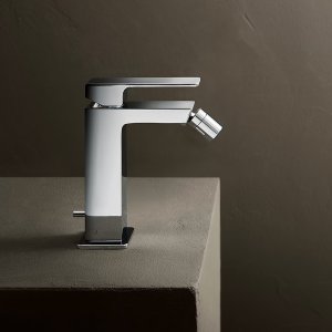 Foot of the Mint single-hole mixer by Fantini in Matt Black, detail