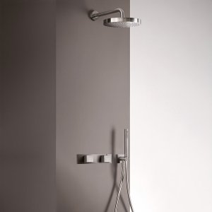 Spout of the Mint washbasin mixer with running water, detail