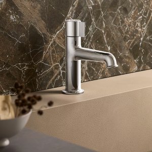 Bidet with the single-hole Flora mixer by Fantini and its swivel aerator