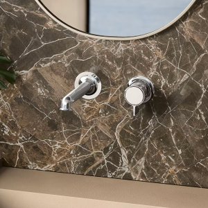 Rim-mounted Flora bath set by Fantini and its pull-out hand shower